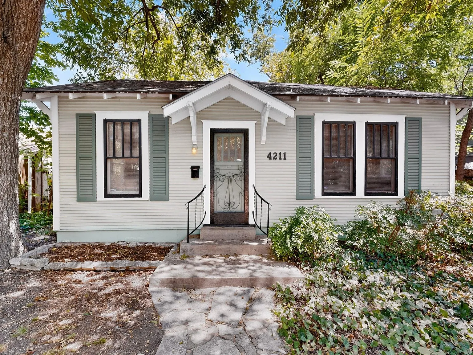 2 bed, 1.0 bath, 914 sqft, $2,375 — Photo 2