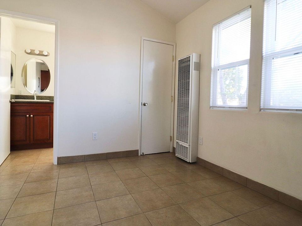 2nd image of 1263 S Oxnard Blvd #9