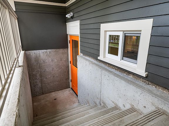 Private entrance to Studio via this entry