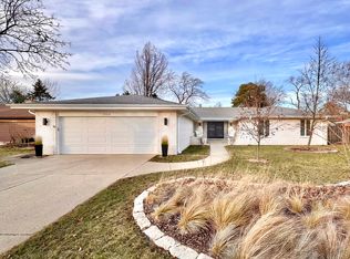 2916 Floral Dr, Northbrook, IL