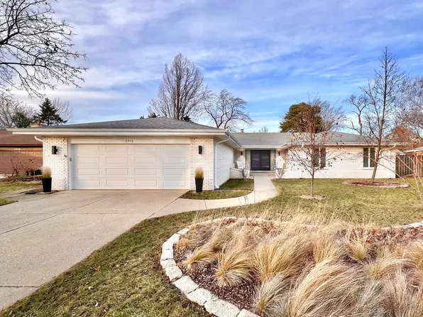 2916 Floral Dr, Northbrook, IL 60062