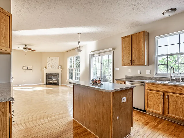 6765 Woodcliff Cir — Photo 12