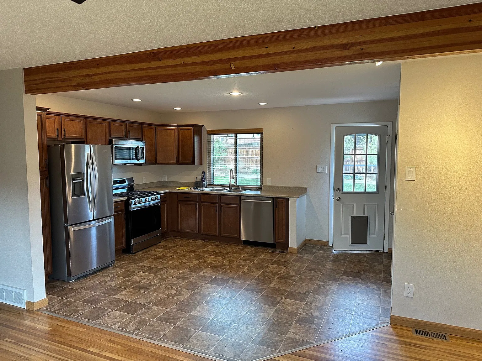 3 bed, 1020 sqft, $2,700 — Photo 3