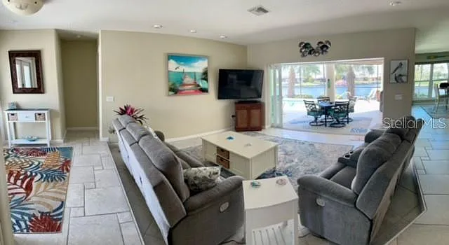 3 bed, 2.0 bath, 1830 sqft, $2,500 — Photo 2