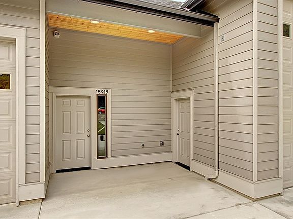 2nd image of 15919 Des Moines Memorial Dr