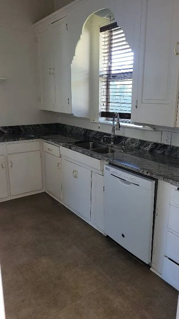 4Bedroom/2Bath Home in Town of Susanville — Photo 3