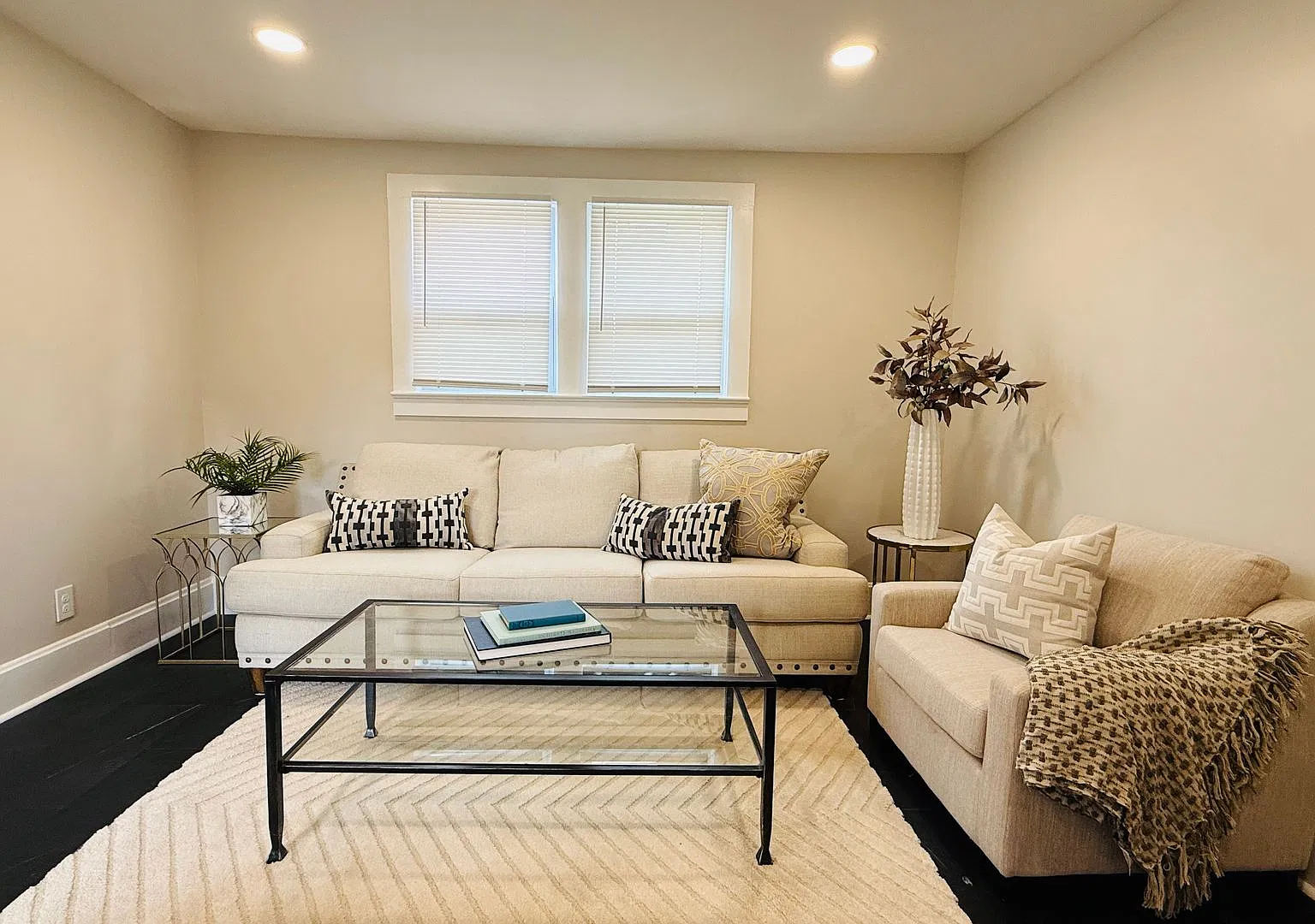 Fully furnished, beautifully remodeled first floor home located in the desirable Kenwick neighbor... — Photo 3