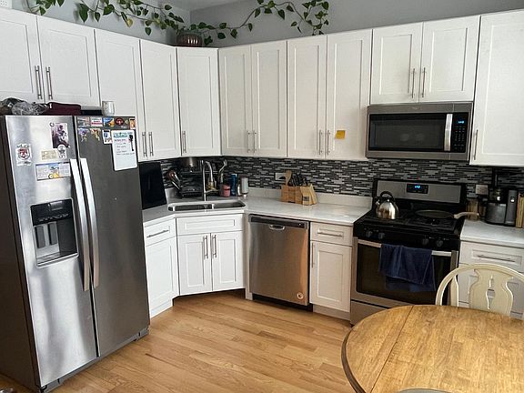 3rd image of 842 N Oakley Blvd Floor 1