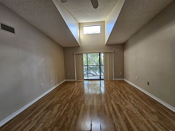 3rd image of 1423 Pine Glen Ln APT F3