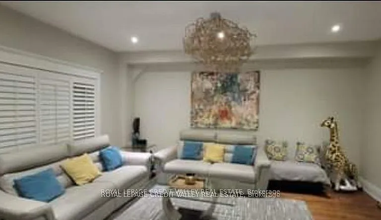 31 Crown Victoria Dr — Photo 1