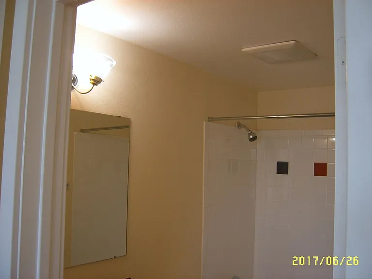 815 E Denny Way — Photo 3