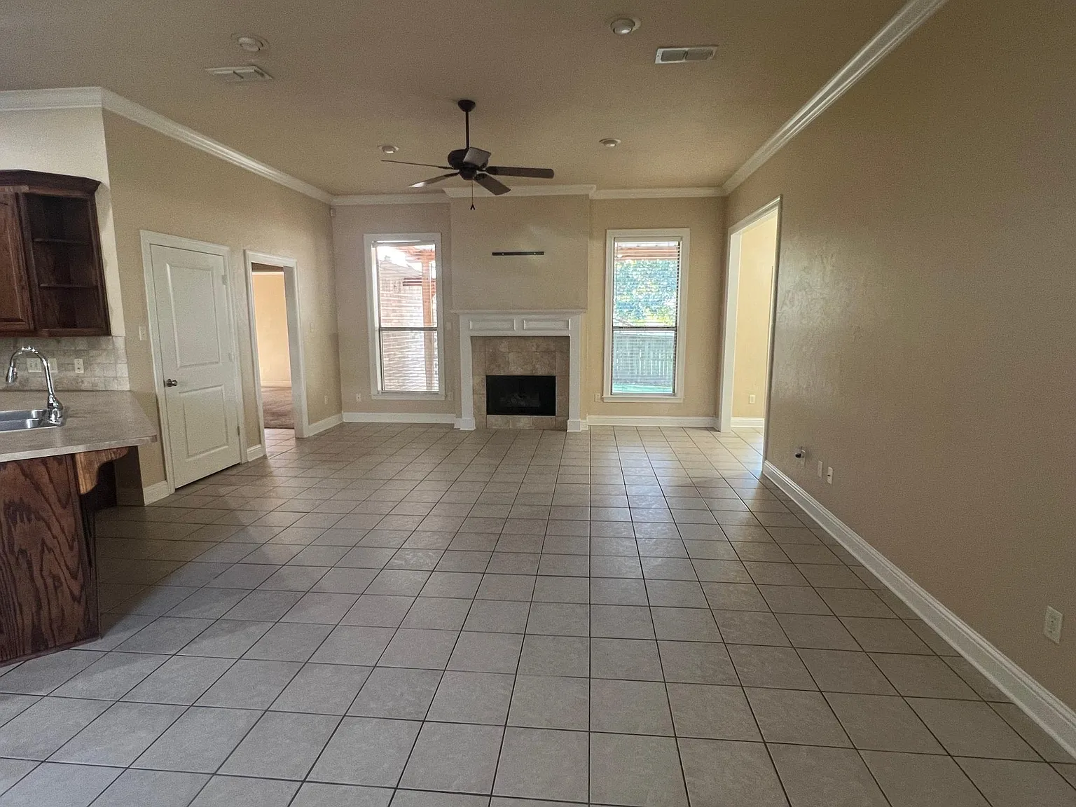 714 Hollybrook Dr — Photo 3
