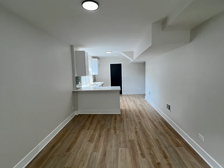 646 W 47th Pl #1 — Photo 5