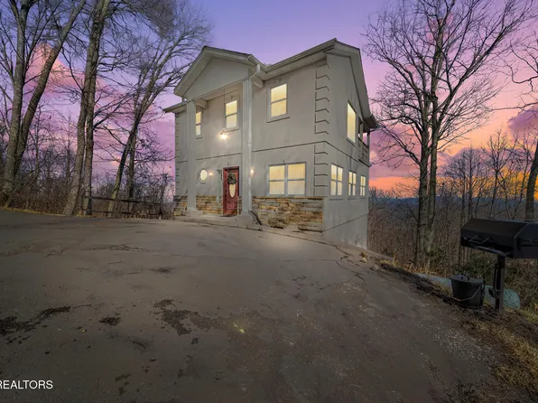 1956 Saint Moritz Dr, Gatlinburg, TN 37738