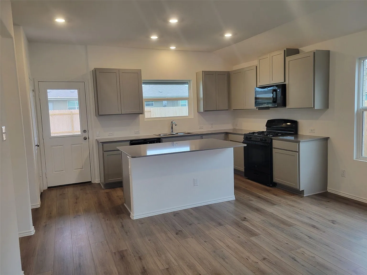 4 bed, 2.0 bath, 1815 sqft, $2,195 — Photo 2