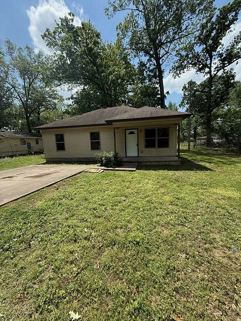 Bright & Open 3-Bedroom Home with Cozy Front Porch — Photo 1