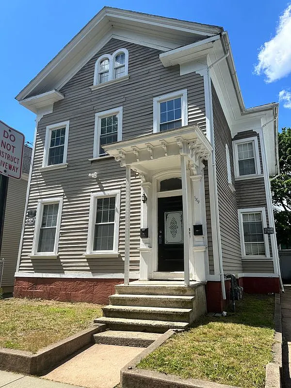 4 bed, 2.5 bath, 2450 sqft, $3,500 — Photo 1