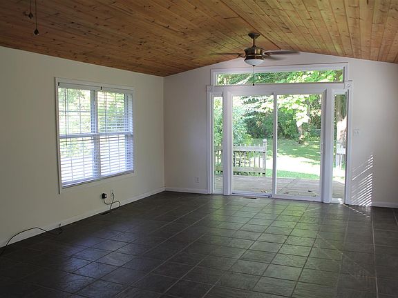 4th image of 304 N Red Bud Ln