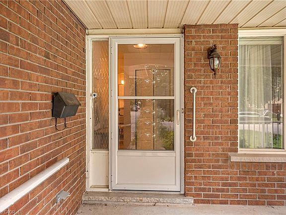 3rd image of 598 Black Oak Cres
