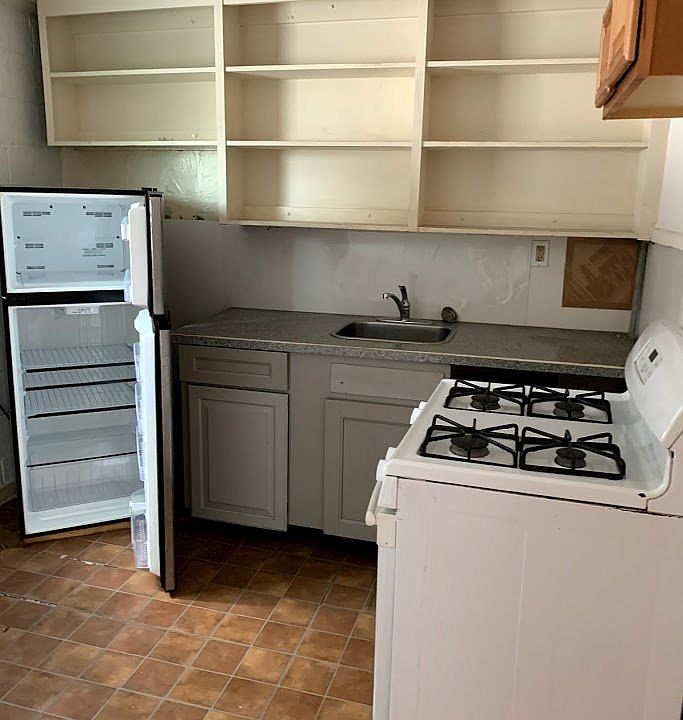 2nd image of 713 17th St #B
