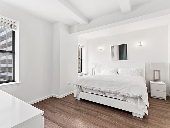 4th image of 150 W 51st St APT 1220