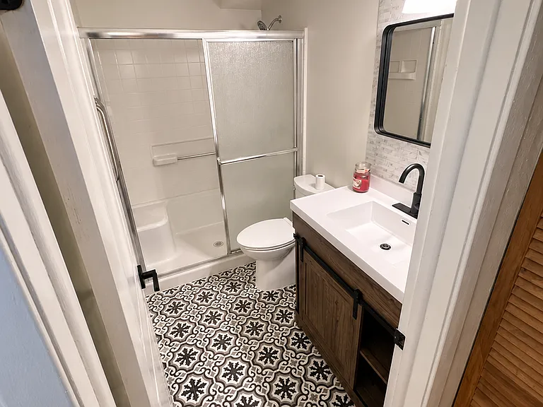 225 W Johnson St — Photo 4