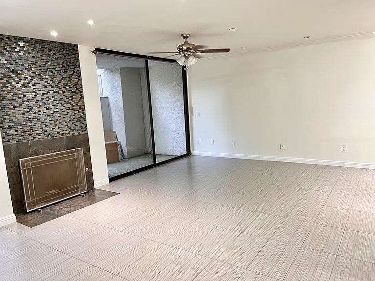 500 E Del Mar Blvd #30 — Photo 3
