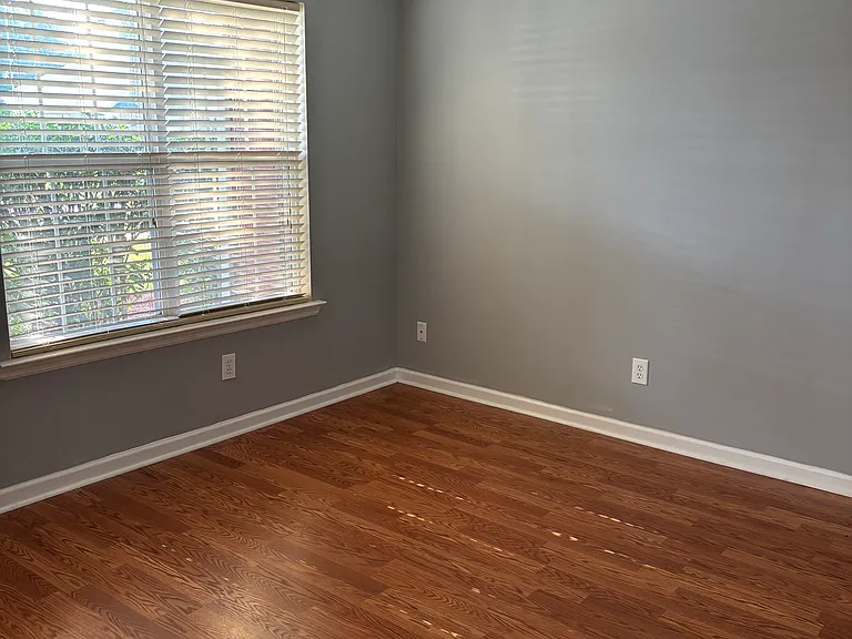 110 Meadowglade Ln — Photo 2