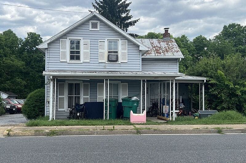 1st image of 255 E Lee St