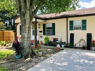 6240 32nd St, Groves, TX 77619