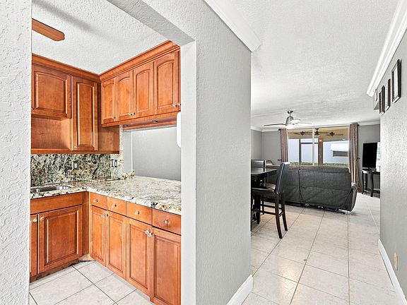 4th image of 1040 SE 4TH Avenue #135