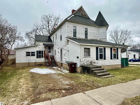 2nd image of 302 N Pine River St