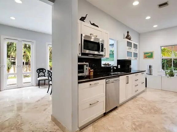 5th image of 1725 Tigertail Ave
