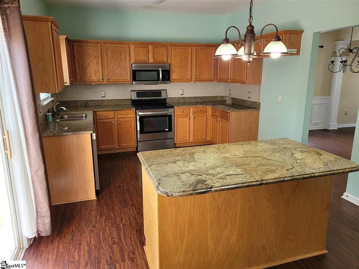 4 bed, 2.5 bath, $1,895 — Photo 2