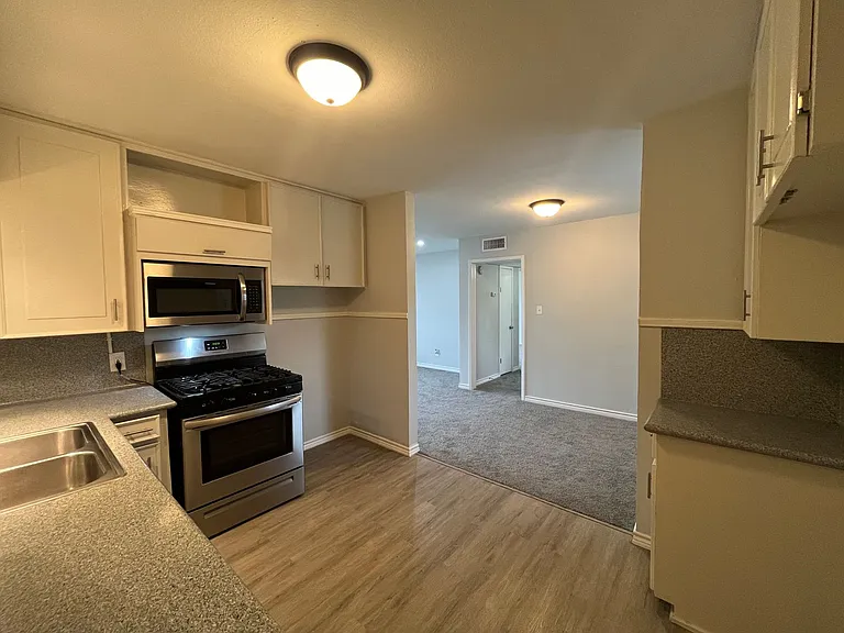 4801 Lansdown Dr — Photo 9
