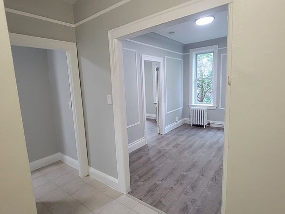 5th image of 209 Mallory Ave #2R