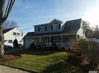 51 Prince Ln, Westbury, NY 11590