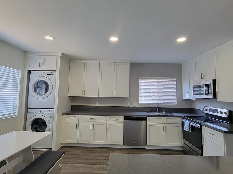 Kitchen/Breakfast Nook/Washer & Dryer