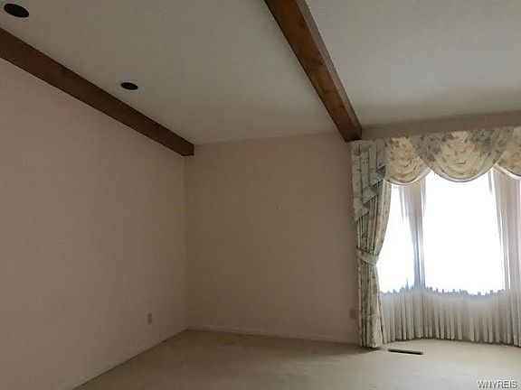 4th image of 33 Hampton Hill Dr