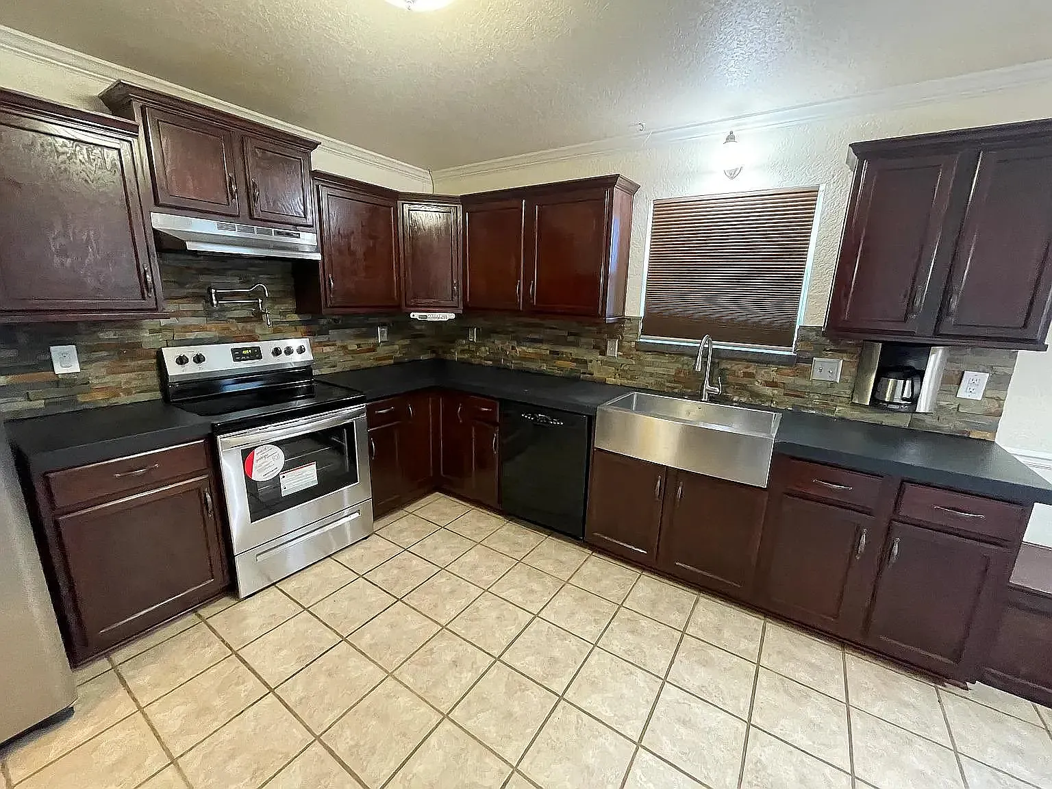 5 bed, 1934 sqft, $1,750 — Photo 3
