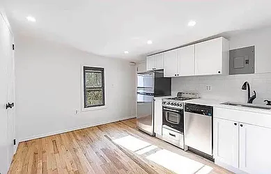 524 Lorimer Street