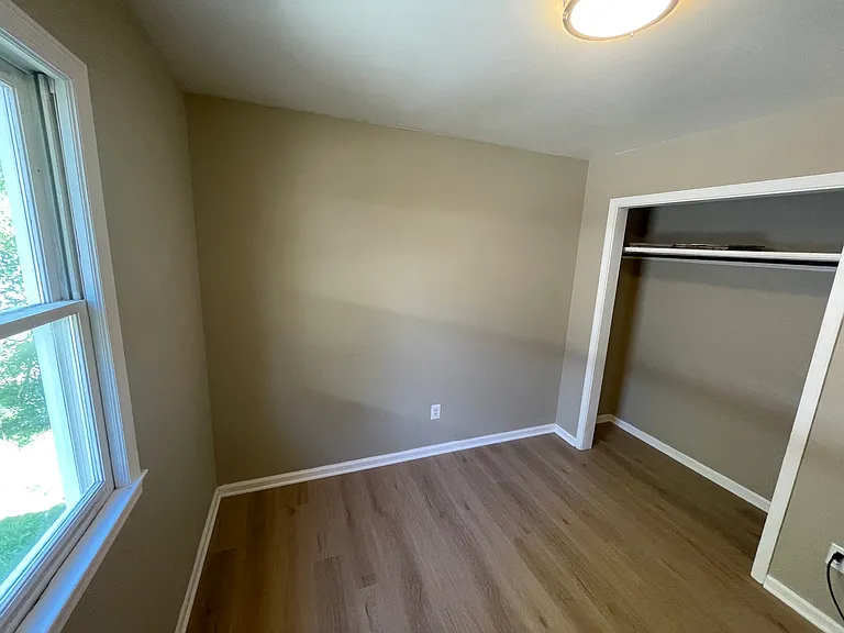 521 Swann St — Photo 12
