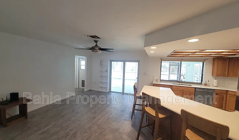 215 Meadowcross Dr — Photo 10
