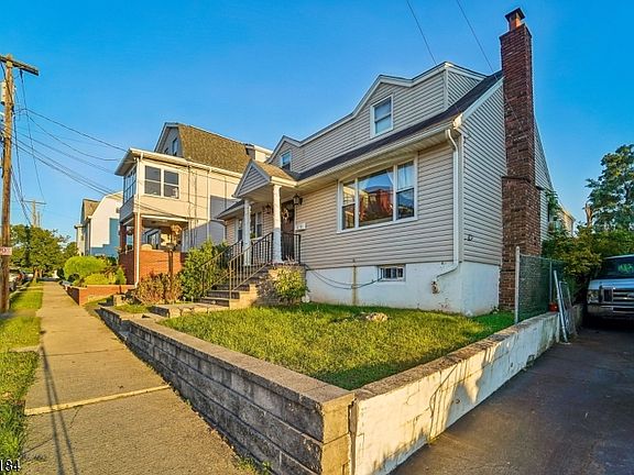 3rd image of 112 Dundee Ave