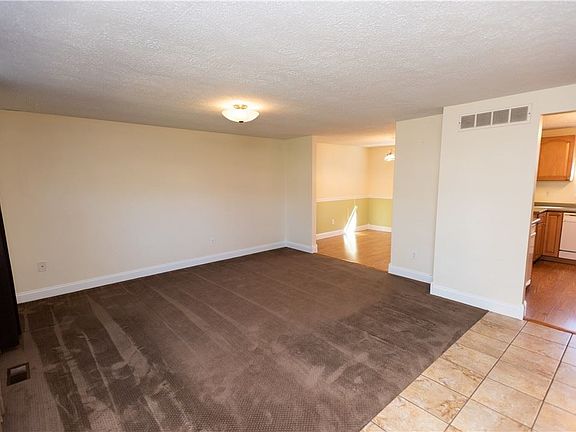 3rd image of 105 Woodridge Dr