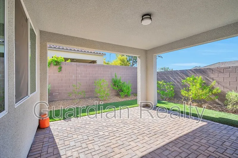 3 bed, 2.5 bath, 1985 sqft, $2,800 — Photo 4