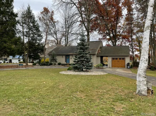 10725 Peninsula Dr, Stanwood, MI 49346