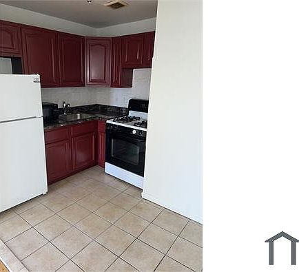 2nd image of 620 Saint Lawrence Ave #3F