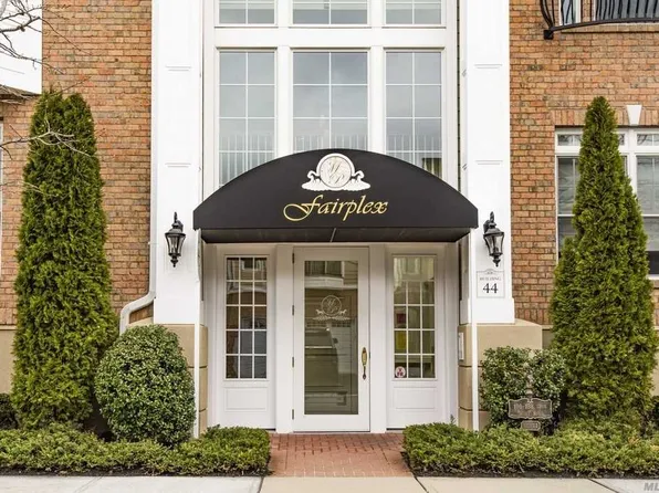 100 Shady Ln, Westbury, NY 11590