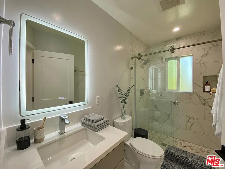 3207 W 3rd St #4 — Photo 3